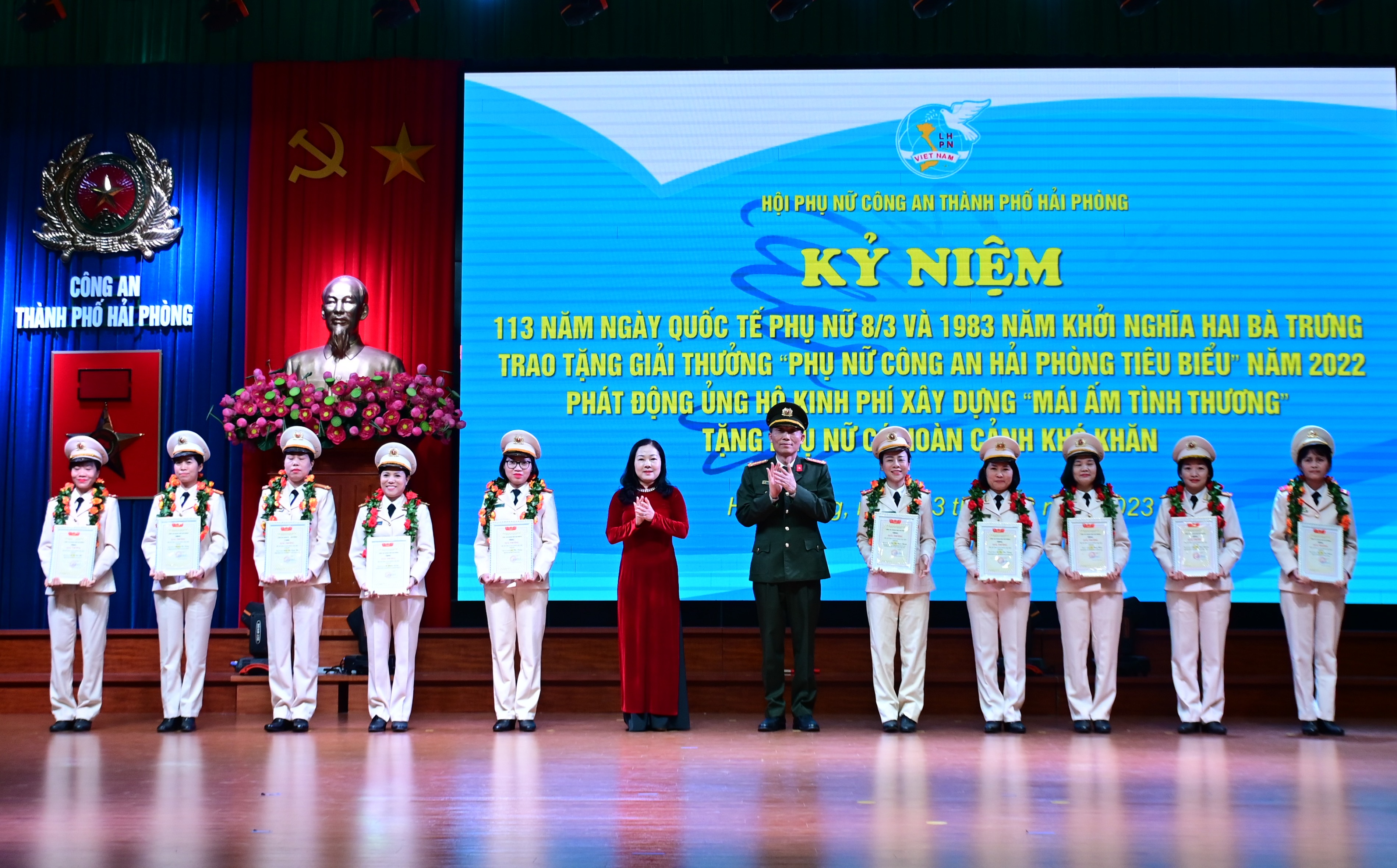 Hội Phụ nữ CATP: Trao tặng Giải thưởng “Phụ nữ Công an Hải Phòng tiêu biểu